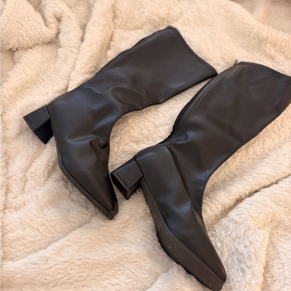 Sleek Black Heeled Boots for Women